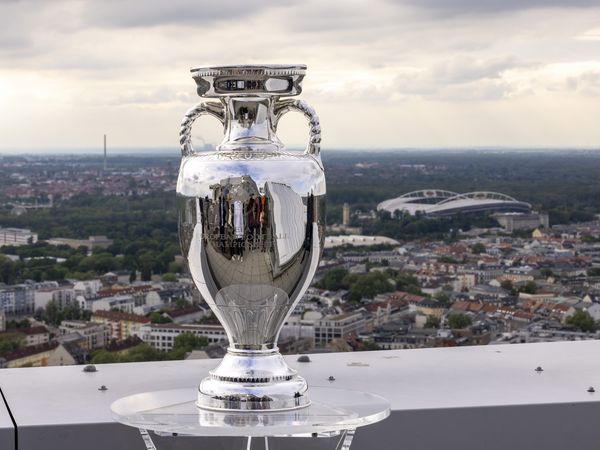 Tagung & Konferenz Leipzig Convention: Pokal mit der Trophäe auf dem City-Hochhaus und Blick über die Stadt Leipzig